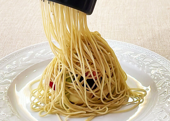 お客様の目の前で仕上げる「しぼりたてモンブラン」イメージ